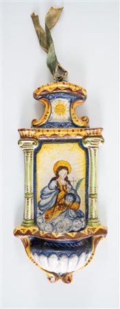 Acquasantiera in maiolica invetriata. Centroitalia, prima metà del XX secolo....