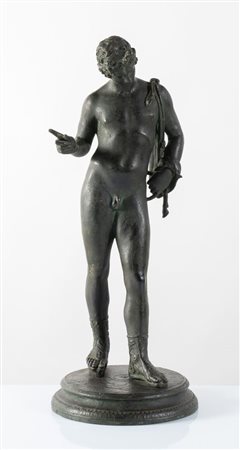 Scultura in bronzo, raffigurante uomo. Copia di un bronzo di scavo eseguito...