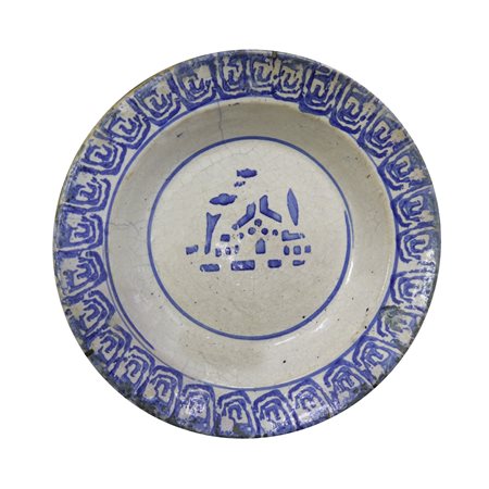 Piatto in maiolica dipinto a fiori azzurri su fondo bianco e ciotola con al centro casetta e nuvole azzurro su fondo bianco