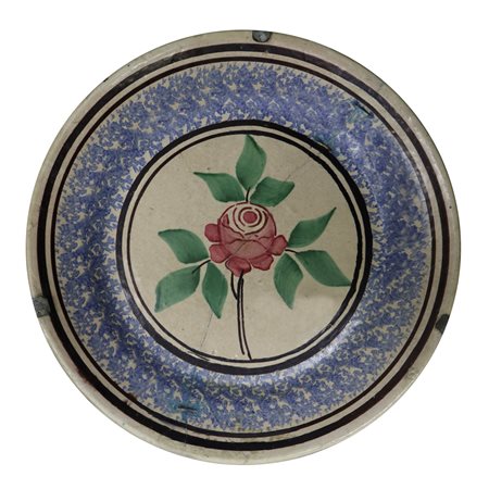 Piatto in maiolica di Caltagirone, spugnato azzurro alla circonferenza al centro fiore di rosa, Primi del 20° secolo