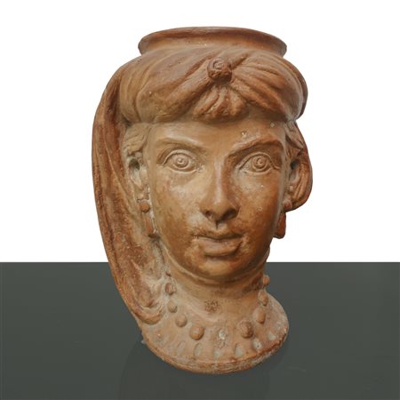 Vaso in terracotta raffigurante testa di donna con turbante e orecchini