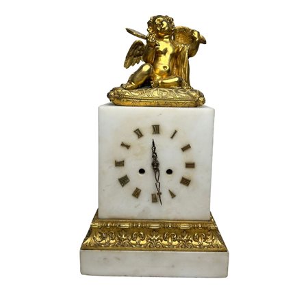 Orologio marmo bianco con decorazioni in bronzo dorato scolpito, periodo XIX...