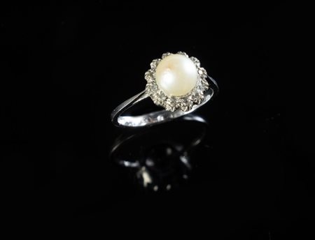 ANELLO IN ORO BIANCO CON PERLA E DIAMANTI Anello in oro bianco 18k con perla...