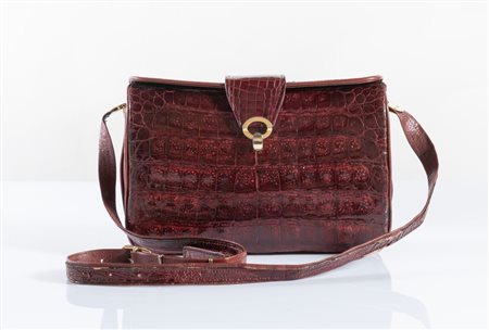 BORSA a tracolla in pelle di coccodrillo bordeaux. Anni '50. Cm 18,5x27x9....