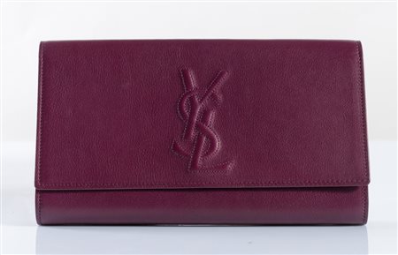 YVES SAINT LAURENT Pochette Belle de Jour in pelle bordeaux. Sul fronte reca...