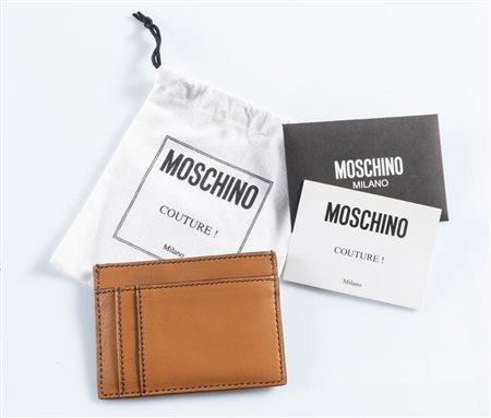 MOSCHINO COUTURE Portacarte in pelle color caramello. Cm 8x10,5. Reca marchio...