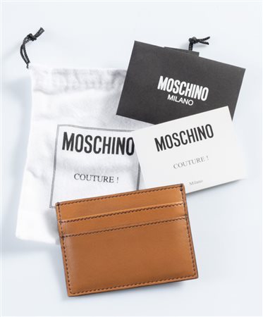 MOSCHINO COUTURE Portacarte in pelle color caramello. Cm 8x10,5. Reca marchio...