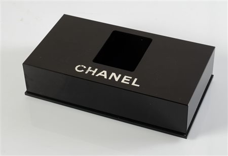 CHANEL Portafazzoletti in plastica nera. Cm 6x25x14.