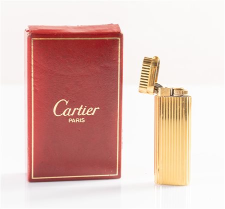 CARTIER Accendino placcato oro. Corredato di scatola originale. Sotto la base...