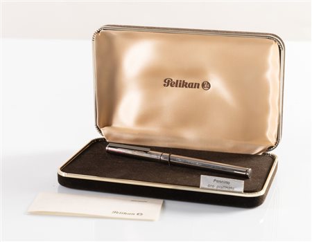 PELIKAN Penna stilografica con pennino in oro platinato 585. Corredata di...