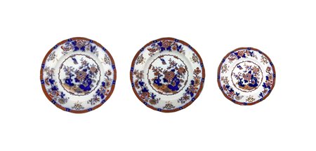 Tre piatti Oriental Japan con decorazioni floreali cinesi in blu e marrone su sfondo bianco, 20° secolo