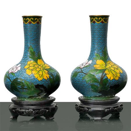 Coppia di vasi cloisonne sfondo azzurro con fiori di pesco e uccellino, decori in dorato