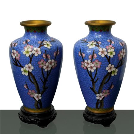 Coppia di vasi cloisonne a sfondo blu con fiori di pesco e decori dorati