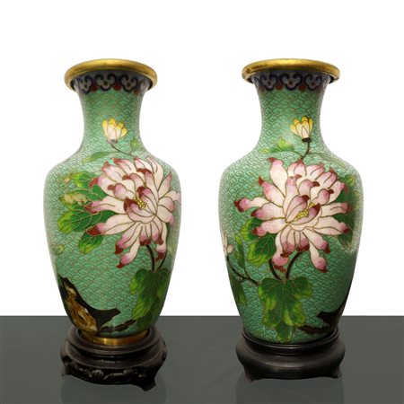 Coppia di vasi cinesi cloisonne a sfondo verde acqua con fiori rosa e giallo, decori dorati