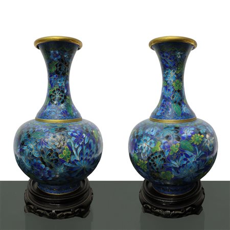 Coppia di bottiglie cloisonne cinesi fiori azzurri e blu con foglie, decori in dorato