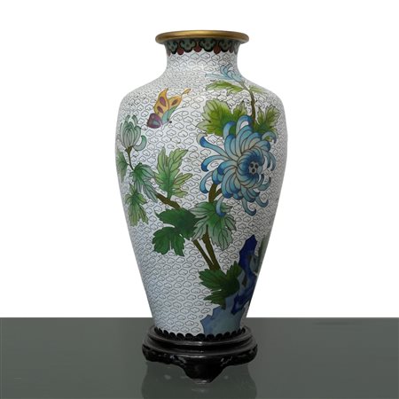 Vaso cloisonne bianco con fiori blu e farfalle, decori dorati