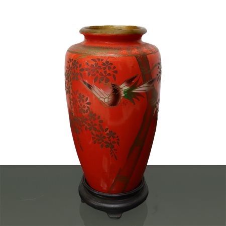 Vaso cinese in ceramica, laccato rosso con decorazioni di uccelli e bamboo