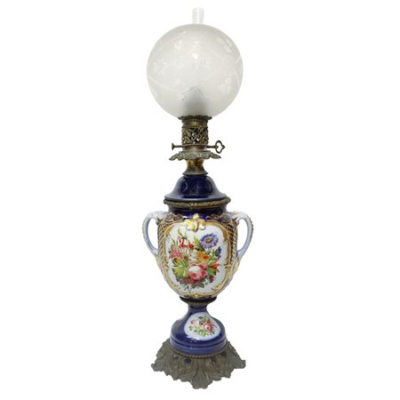 Sevres- Vincennes - Lume a petrolio in porcellana blu con manici, diffusore a palla in vetro dipinto a fiori, Old France, 19° secolo