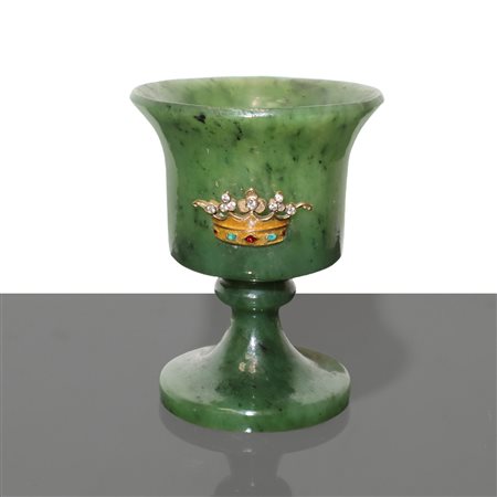 Piccolo cratere in giada verde spinacio con applicazione di corona in oro a forma con brillanti e pietre dure