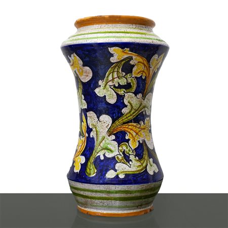 Vaso a cilindro in maiolica di Caltagirone, sfondo blu con decori floreali bianchi, gialli e verdi, primi 20° secolo