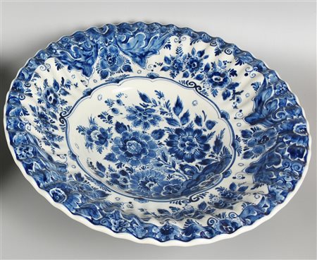 PIATTO IN CERAMICA decorata a mano sui toni del blu dm 38,5 sul fondo: numero...