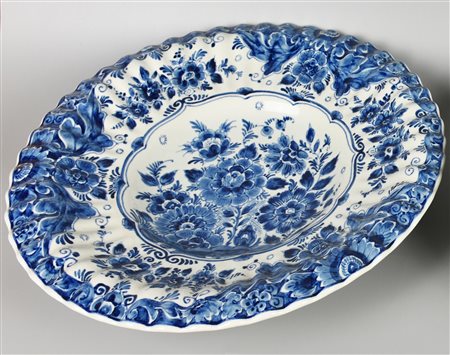 PIATTO IN CERAMICA decorata a mano sui toni del blu dm 38,5 sul fondo: numero...