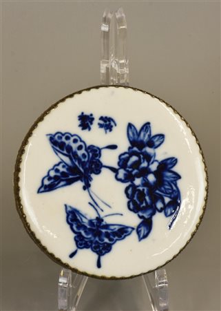 SCATOLA IN MAIOLICA decorata e dipinta, inserti in lastra decorata di metallo...