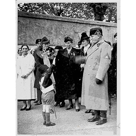  
Foto di Benito Mussolini con balilla ed autorità locali Ventennio...
 