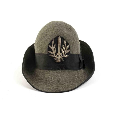  
Cappello alla alpina da maresciallo dell'associazione nazionale Arditi d'Italia Militaria...
 