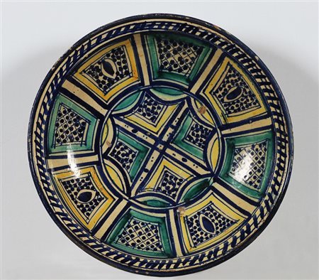 ANONIMO Piatto in maiolica.Area Italia. Maiolica. Cm 33,50 x 9,00.