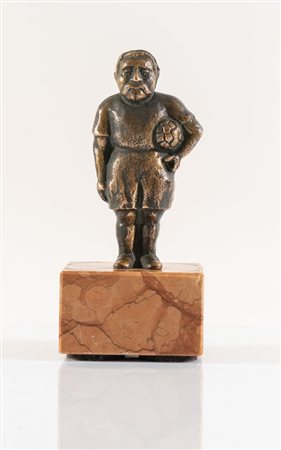 FRANZ BORGHESE (Roma 1941 - 2005) "Calciatore". Scultura in bronzo. Cm14,5x7x7.