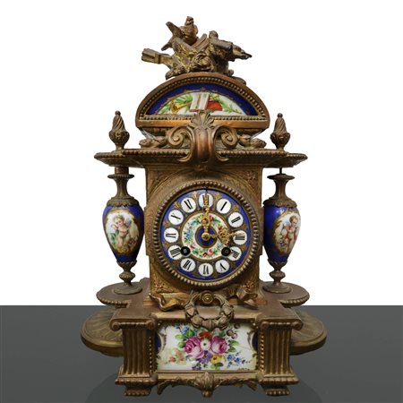 Orologio a pendolo da tavolo in bronzo dorato e porcellane applicate stile di Sevres, nineteen° seco