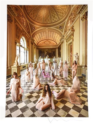 Riproduzione da Vanessa Beecroft PERFORMANCE VB84. SALA DI NIOBE. GALLERIA...