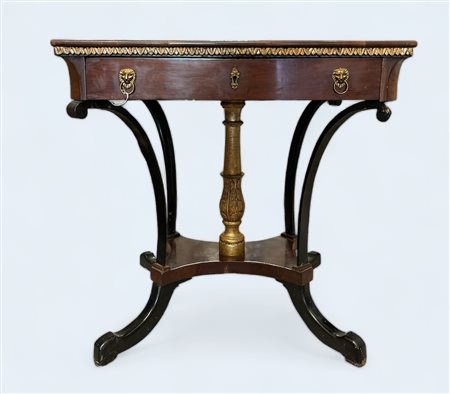  
Tavolino con cassetto centrale prima metà del XIX secolo
 80 x 50 x 80 cm