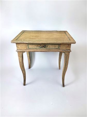  
Tavolino Manifattura marchigiana metà XVIII secolo
 73 x 72 x 50cm