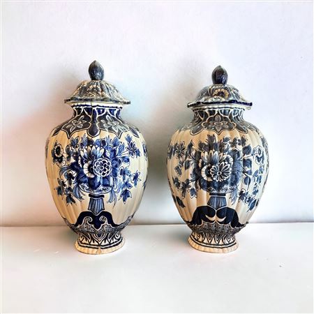  
Coppia di vasi con coperchio XX secolo
ceramica smaltata 32 x 9 cm
