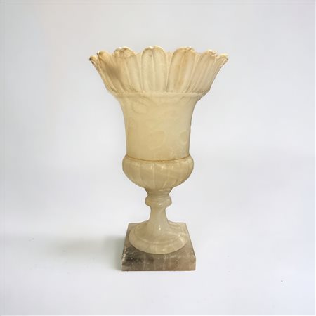  
Vaso in alabastro inizio XX sec.
 39 x 14 x 14 cm 