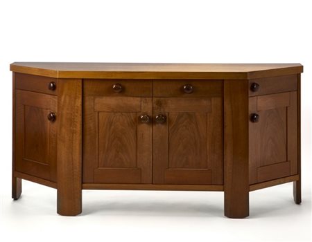 Silvio Coppola Credenza in legno di noce massello. Produzione Bernini, Italia, a