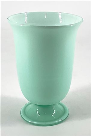 Venini Piccolo vaso con base applicata in vetro incamiciato verde chiaro. Murano