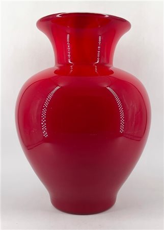 Barovier e Toso Vaso a balaustro in vetro soffiato incamiciato rosso. Murano, se