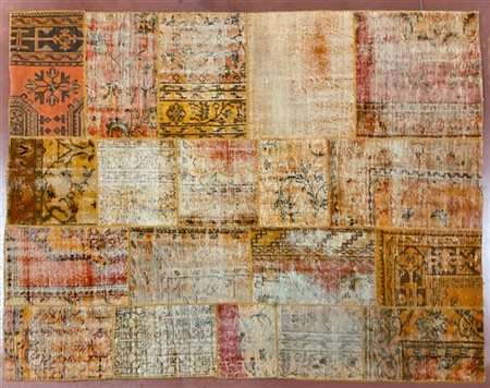 Tappeto patchwork, secolo XX. Formato da frammenti di tappeti cuciti ed apposit