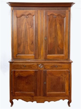 Credenza in noce a due corpi con alzata. Due ante sagomate nella parte superior