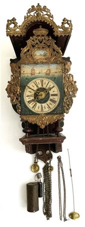 Orologio da parete a lanterna delle Isole Frisone su supporto di legno. Mostra