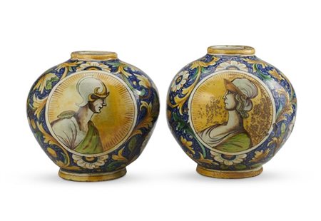 Manifattura di Caltagirone, secolo XIX. Due vasi a boccia in maiolica policroma