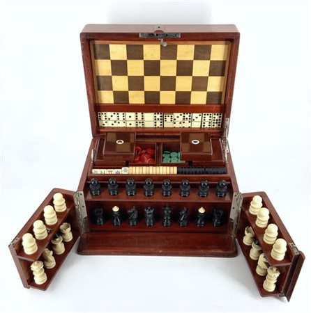 Cofanetto contenente diversi set per giochi da tavolo in materiali vari (cm 34x