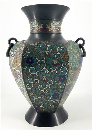 Vaso in metallo cloisonne 
Giappone, secolo XIX/XX
(h cm 31)(lievi difetti)