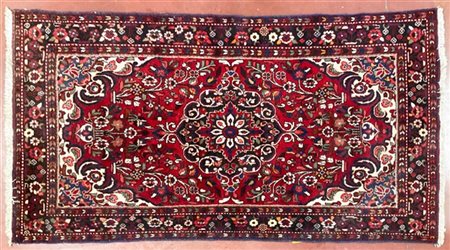 Tappeto Mossul, Persia, secolo XX. Decoro floreale su fondo rosso (cm 273x141)