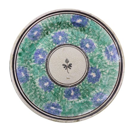 Piatto in maiolica di Caltagirone spugnato verde e azzurro a motivi floreali, fiore in manganese al centro, Mid 20th  