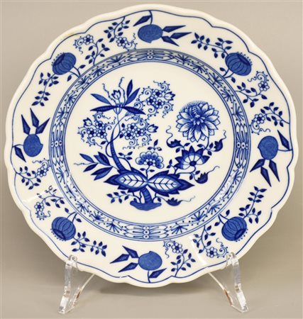 PIATTO IN MAIOLICA decorato nei toni del blu con motivi vegetali, manifattura...