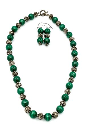  
Demi parure composta da una collana ed un paio di orecchini con con malachite ed argento 
 